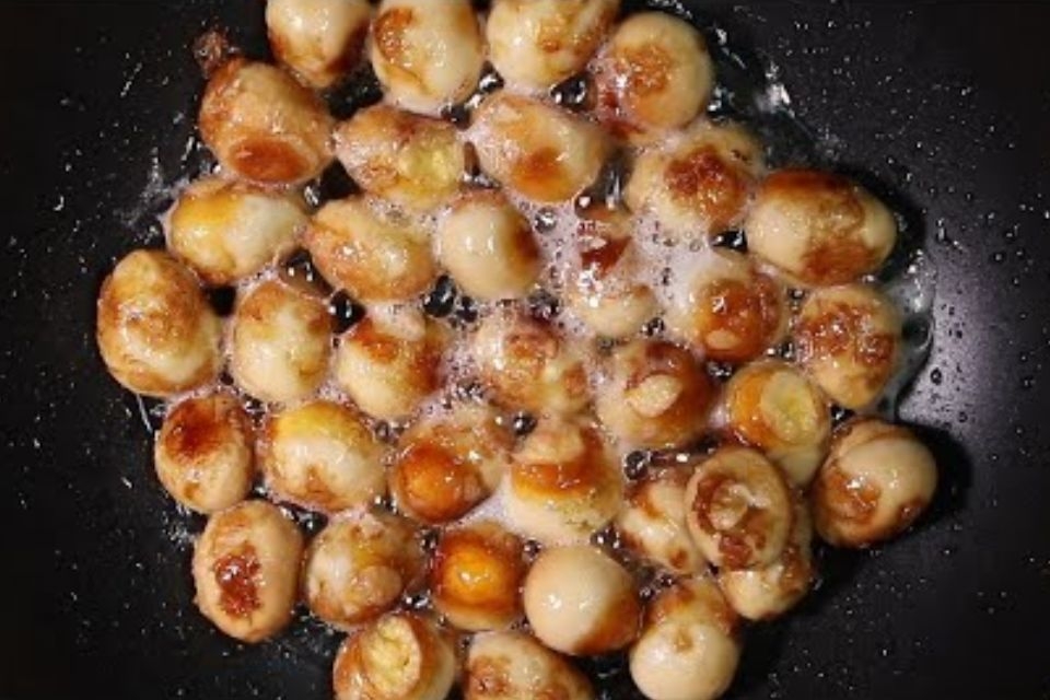 Chiên trứng cút