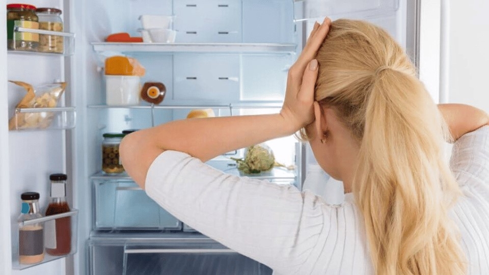 Chú ý đến dây nguồn điện để không bị mặt sau tủ lạnh đè lên
