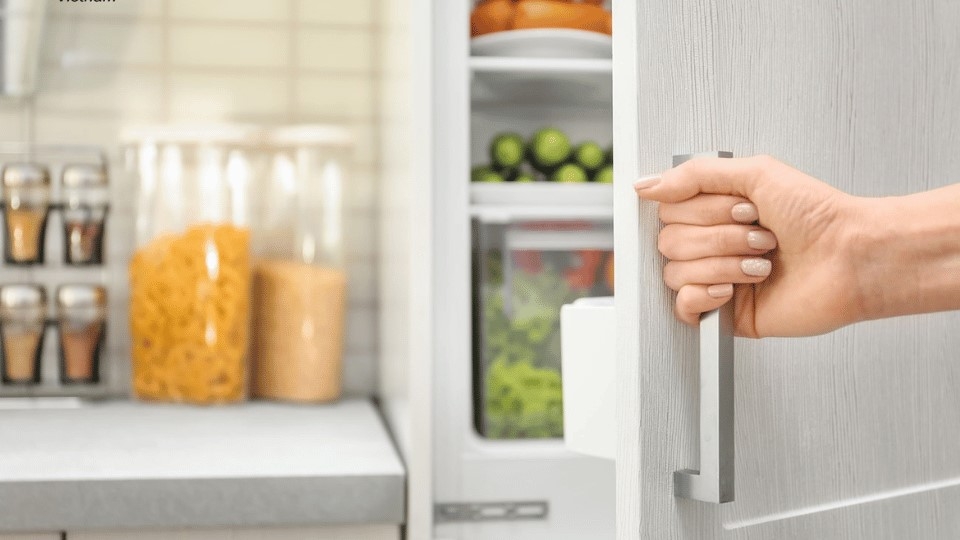 Không nên để đồ làm từ thủy tinh, các dạng đồ uống có gas vào tủ lạnh
