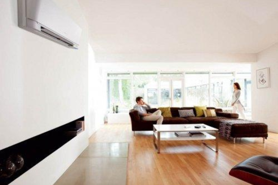 Bật điều hòa có nên bật quạt thông gió không?