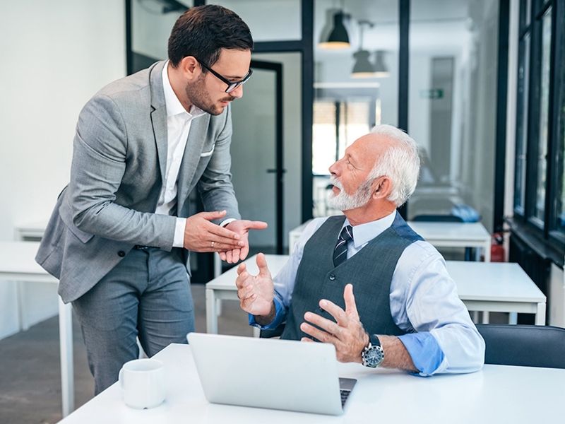 Việc tham khảo ý kiến chuyên gia là điều nên làm giúp xây dựng triết lý kinh doanh phù hợp