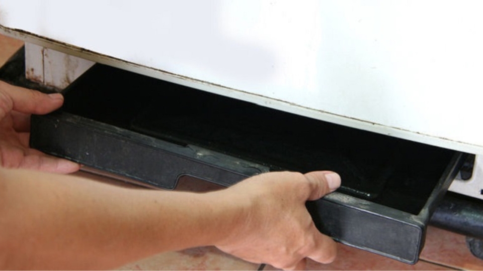 Tủ lạnh kêu di chảo đựng nước thải bị lệch