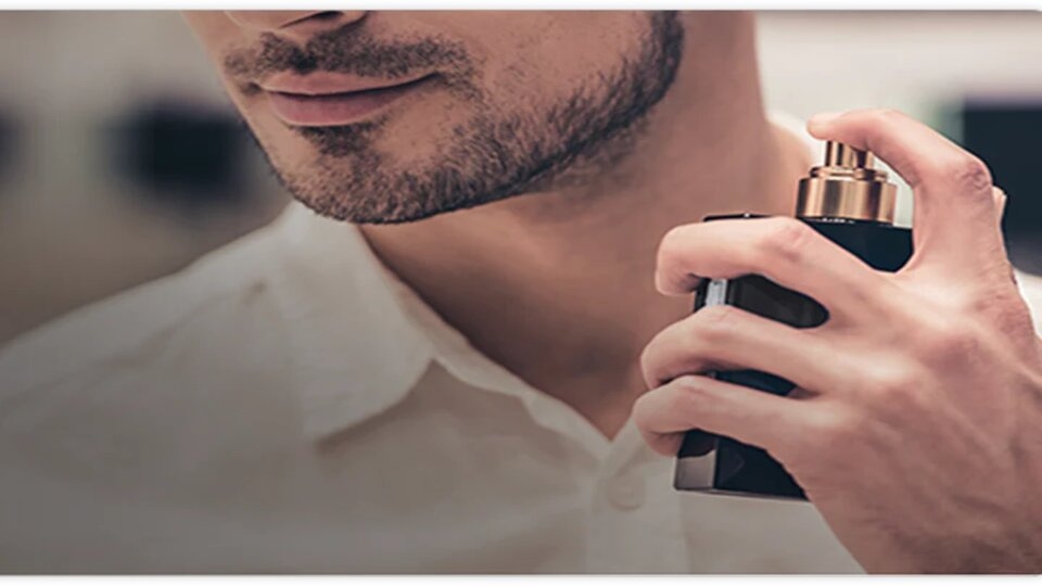 Xịt nước hoa khi ra ngoài