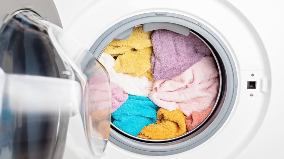 Giặt đồ xong vẫn để trong máy giặt mà không phơi luôn