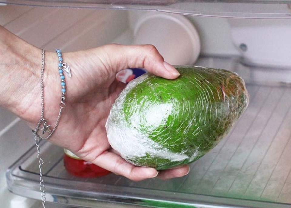 Cách bảo quản bơ bằng màng bọc thực phẩm