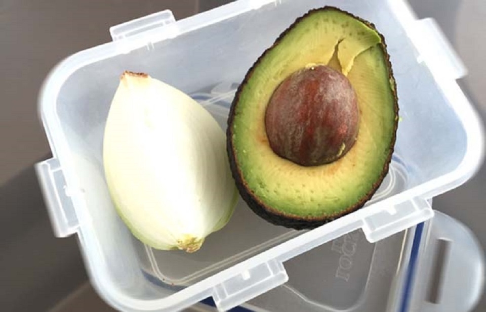 Cách bảo quản bơ chín bằng hành tây