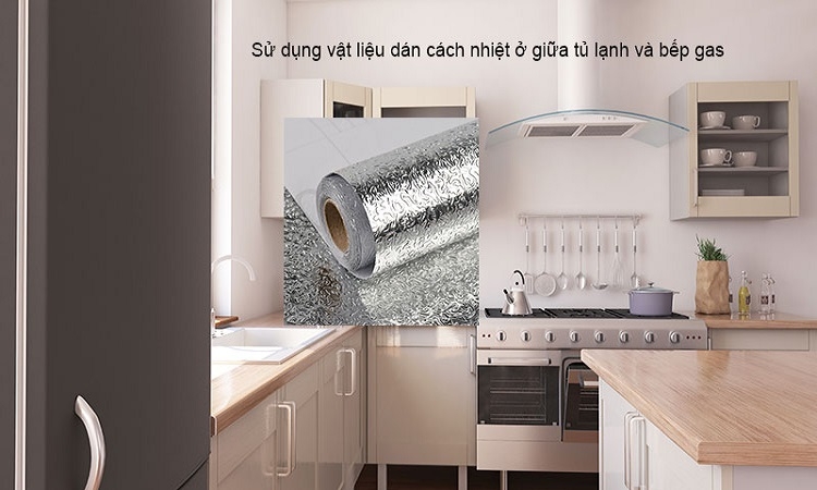 Dán vật liệu cách nhiệt vào hông tủ lạnh