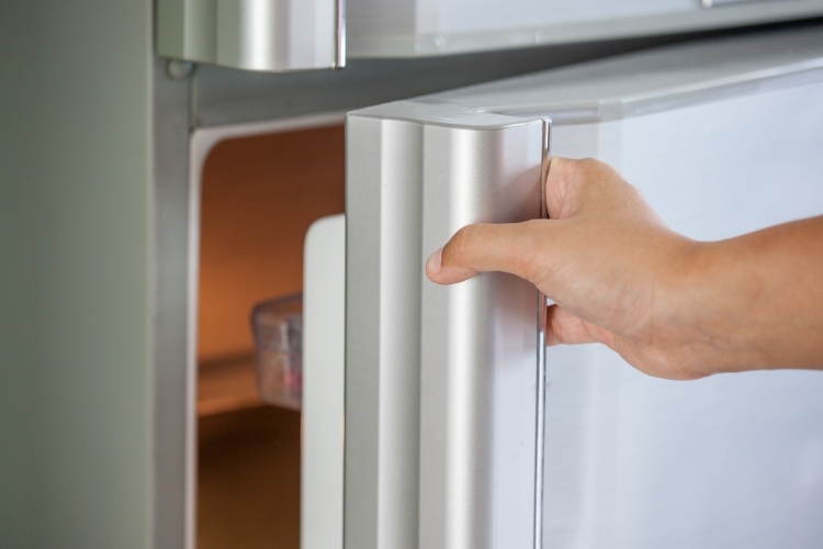 Chạm tay ướt vào tủ