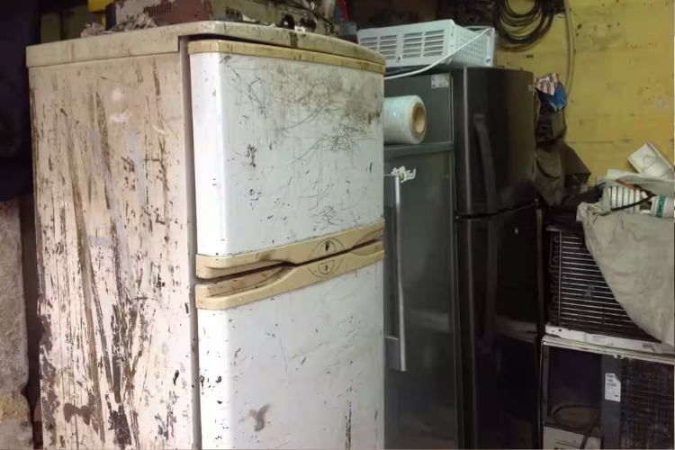 Tủ lạnh bị cũ