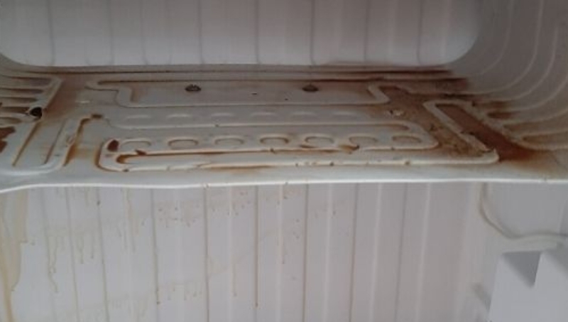 Tủ lạnh mini bị thủng ngăn đá hình 3