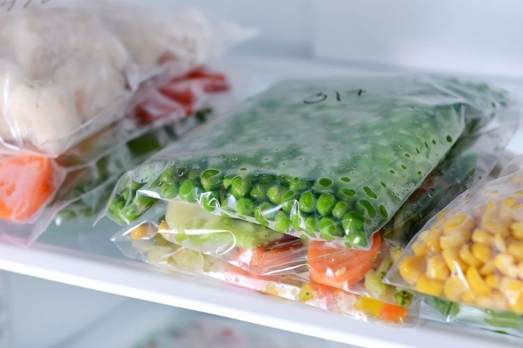 Loại bỏ hết không khí trong túi cấp đông trước khi cho vào tủ đông