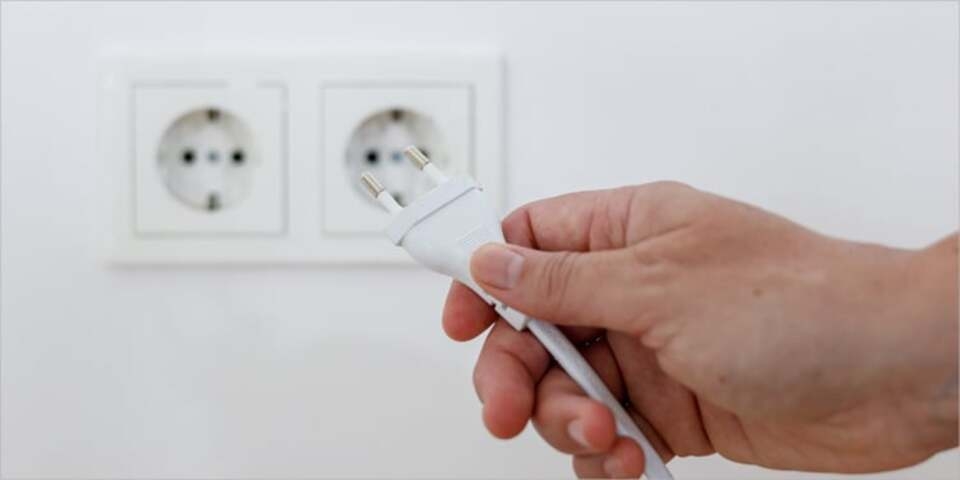 Ngắt nguồn điện trước khi vệ sinh tủ lạnh