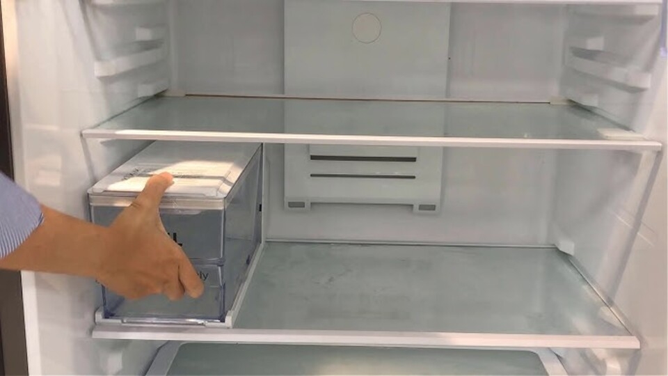 Tháo gỡ các ngăn và khay tủ lạnh
