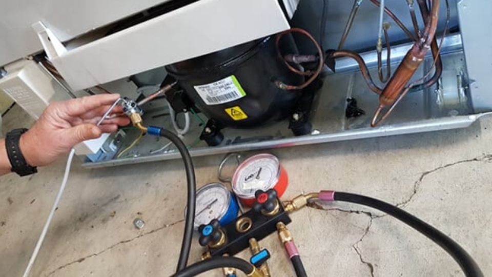 Tủ lạnh bị sốc gas do đường ống bị thủng.