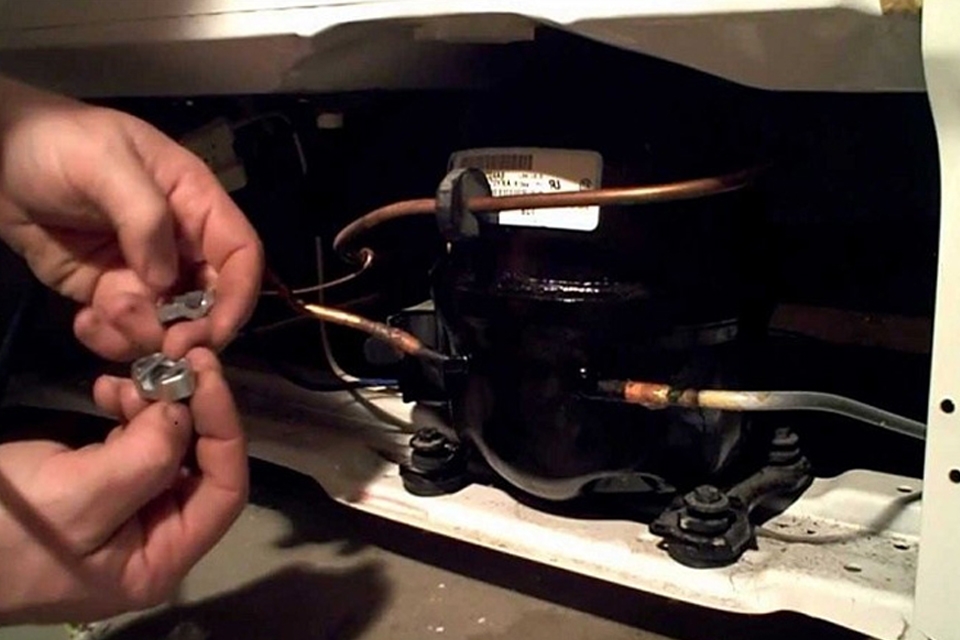 Ống đồng gần lốc tủ lạnh bị nứt, thủng khiến tủ lạnh bị sốc gas.