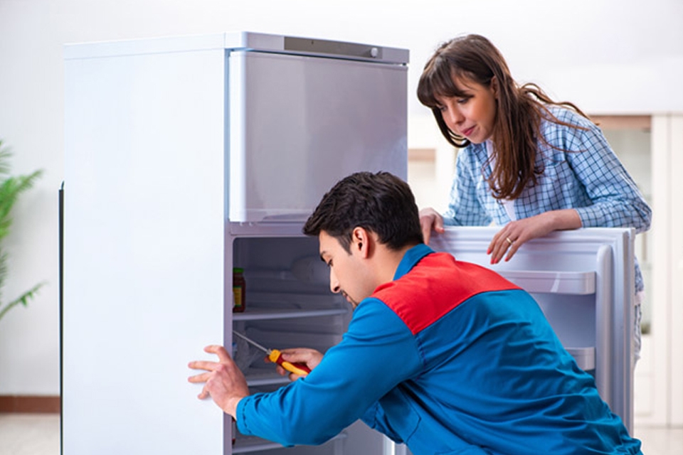 Nhờ đến sự hỗ trợ của nhân viên kỹ thuật sửa chữa tủ lạnh.