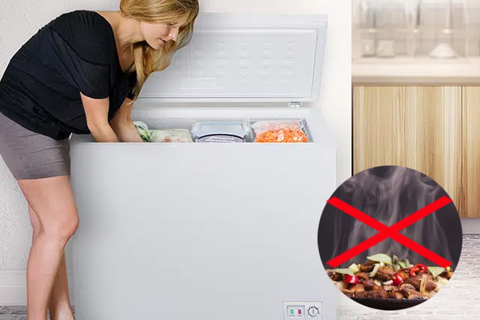 Không để các thức ăn còn nóng vào trong tủ đông.