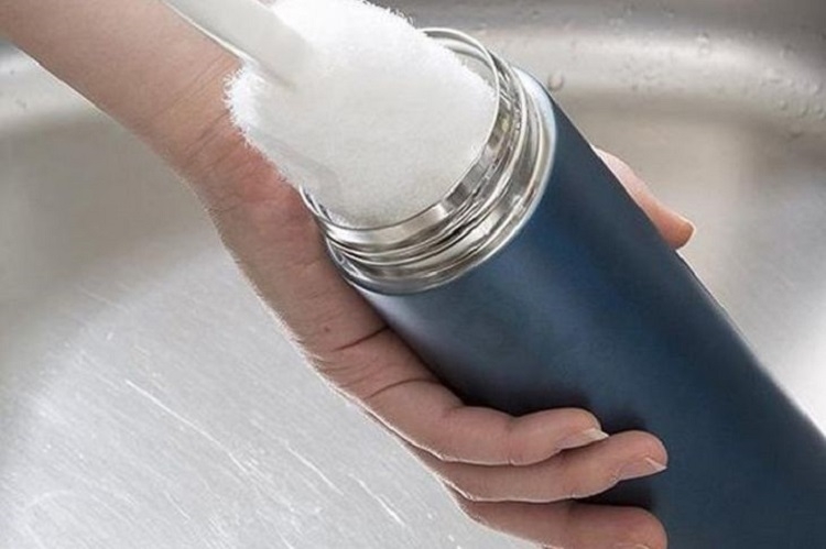 cách vệ sinh bình giữ nhiệt inox 2