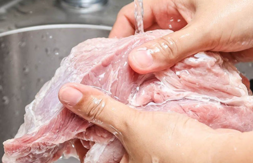 Nên rửa sạch thịt trước khi cho vào tủ lạnh