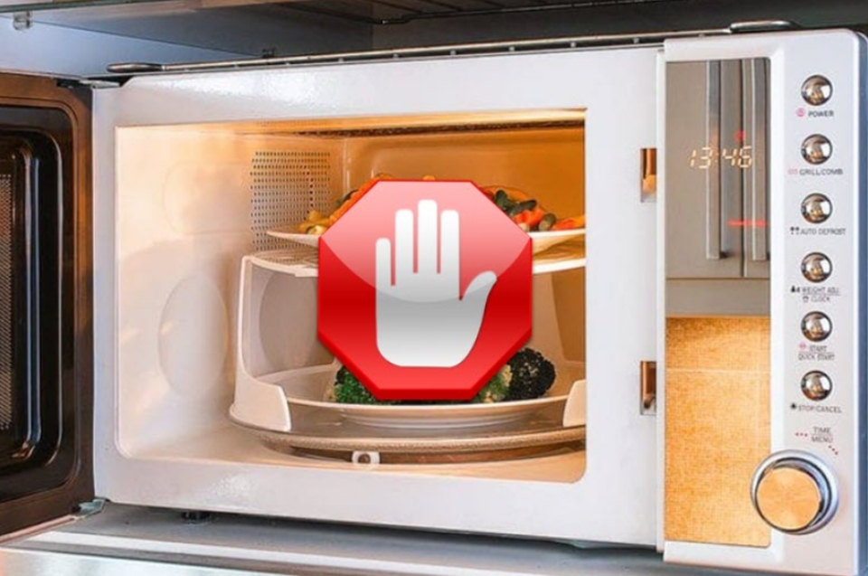 Tuyệt đối không bỏ thực phẩm còn nóng vào trong tủ lạnh