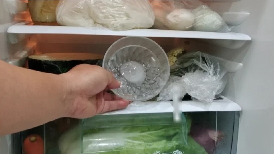 Đặt bát nước qua đêm trong tủ lạnh là một mẹo được nhiều người áp dụng