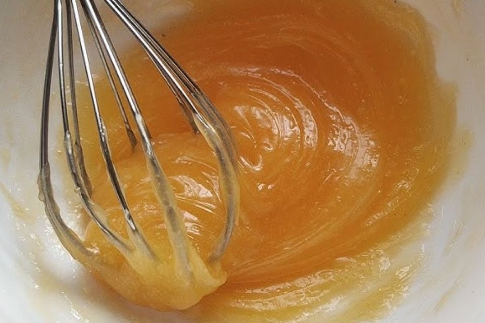 Đánh hỗn hợp trứng, gia vị và dầu ăn