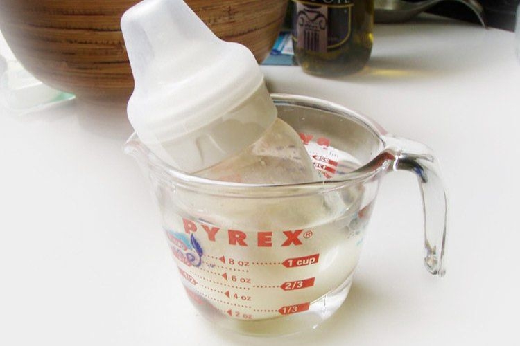 Cách làm ấm, rã đông sữa mẹ sau khi bảo quản trong tủ lạnh