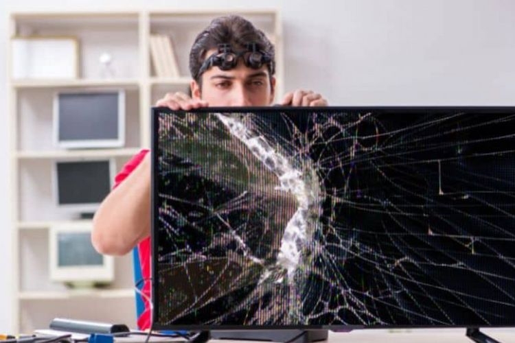 Tránh để màn hình tivi va chạm với vật cứng