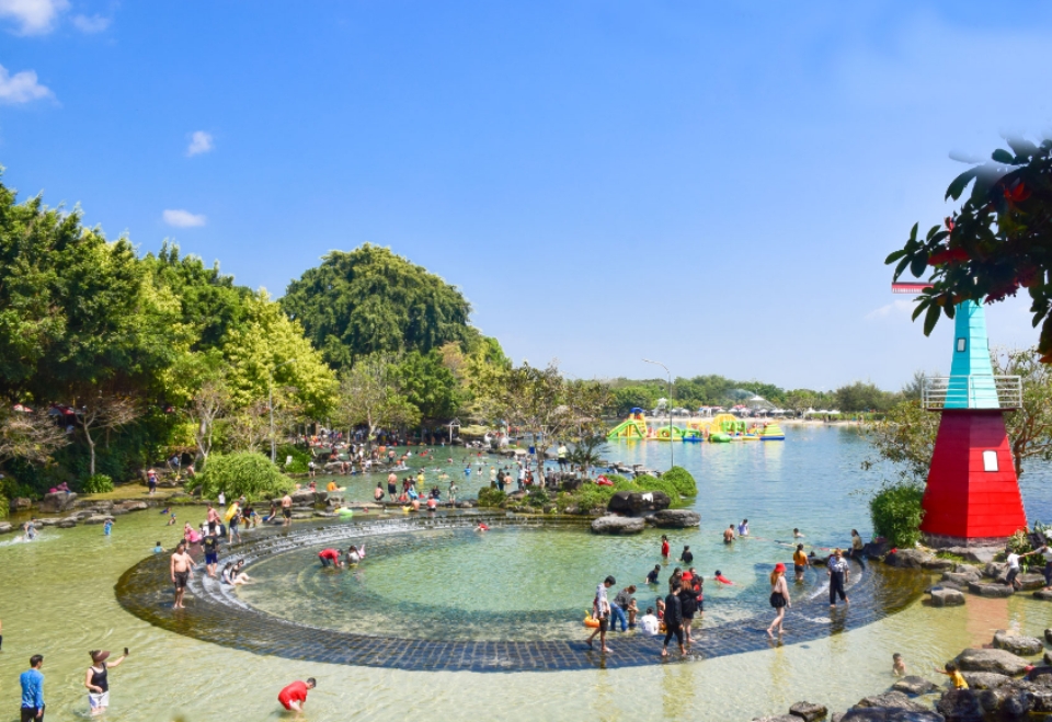 Công viên Suối Mơ với dòng sông trong xanh