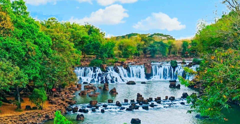 Khu du lịch sinh thái Thác Giang Điền với dòng nước mát dưới chân thác