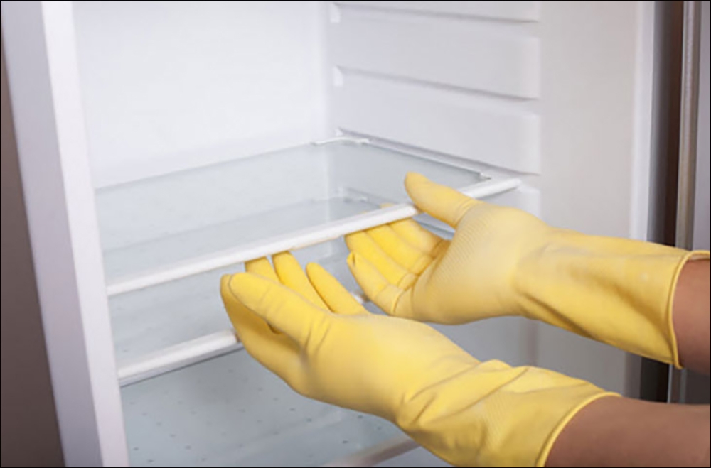 lấy khay để thực ăn ra ngoài