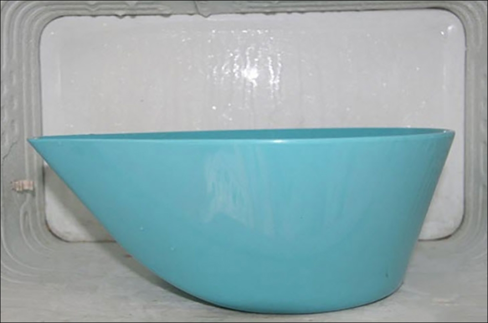 mở cửa tủ lạnh để xả đá