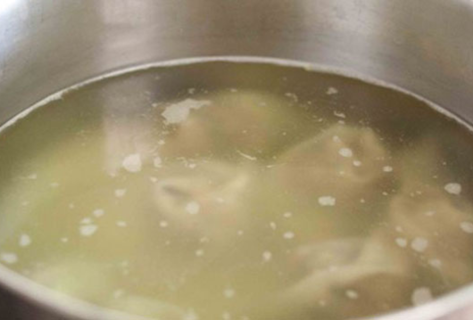 Nấu nước lẩu cá kèo