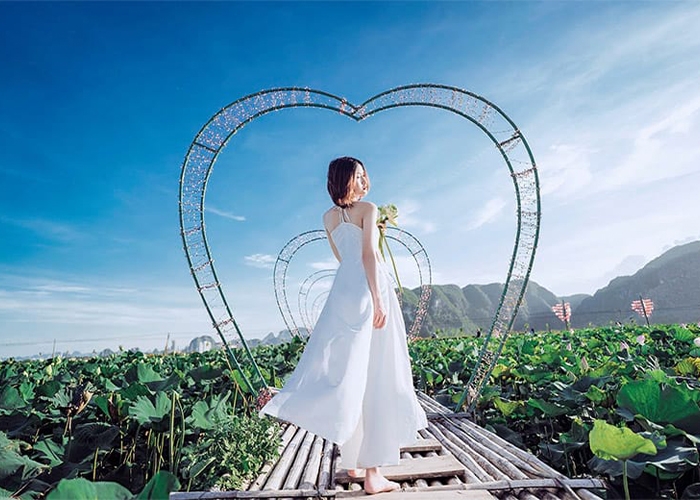 Chụp hình thả dáng nghiêng người