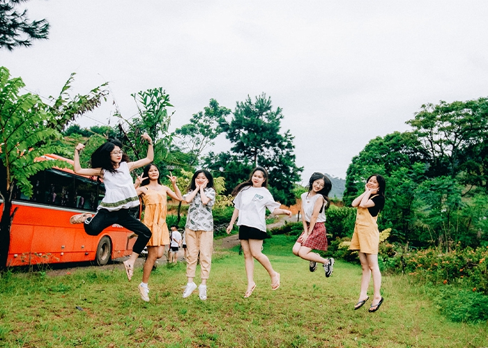 Chụp ảnh nhảy cùng nhóm bạn