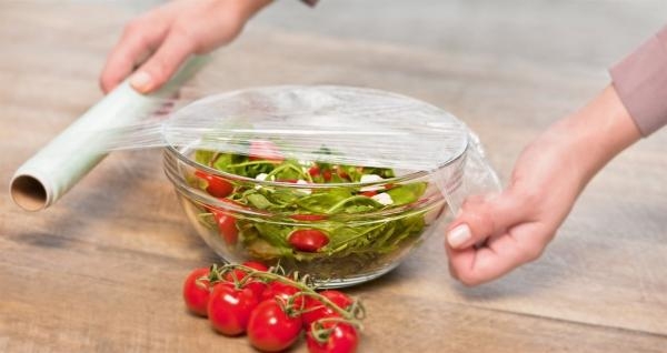 sắp xếp rau củ quả vào tủ đông