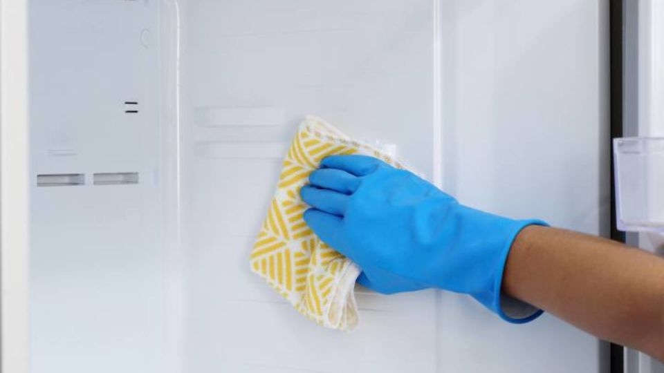 Mách bạn bí quyết lau tủ lạnh sáng bóng như gương chỉ với nước lau kính Mách bạn bí quyết lau tủ lạnh sáng bóng như gương chỉ với nước lau kính