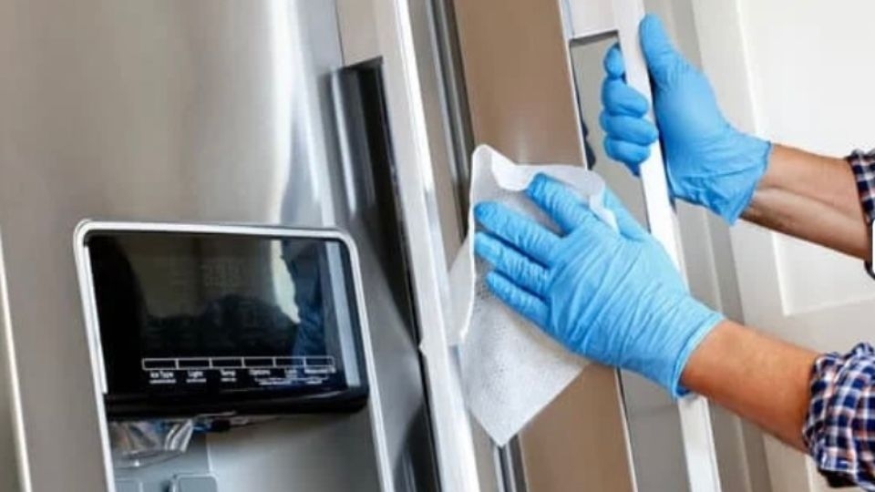 Bước 6: Vệ sinh phía ngoài của tủ lạnh