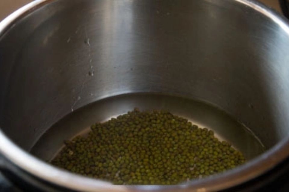 Nấu đậu xanh nguyên vỏ