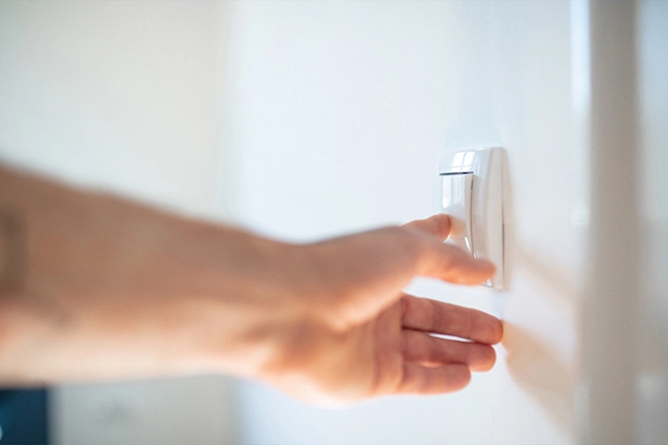 Bật điều hòa Nagakawa không cần điều khiển bằng cầu dao của máy điều hòa