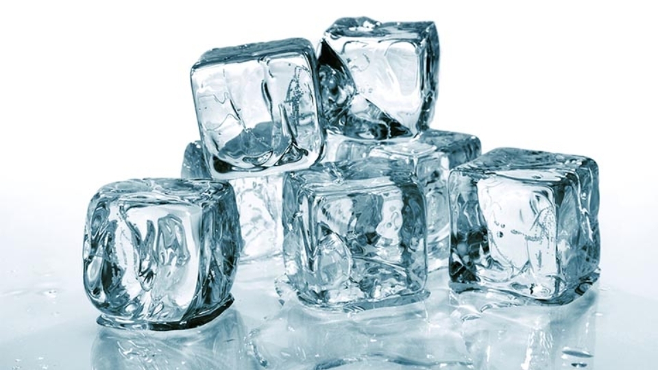 Nếu như gia đình bạn thường xuyên dự trữ nước lạnh, đá thì bạn cũng có thể cân nhắc những sản phẩm tủ lạnh có thiết kế ngăn lấy nước bên ngoài