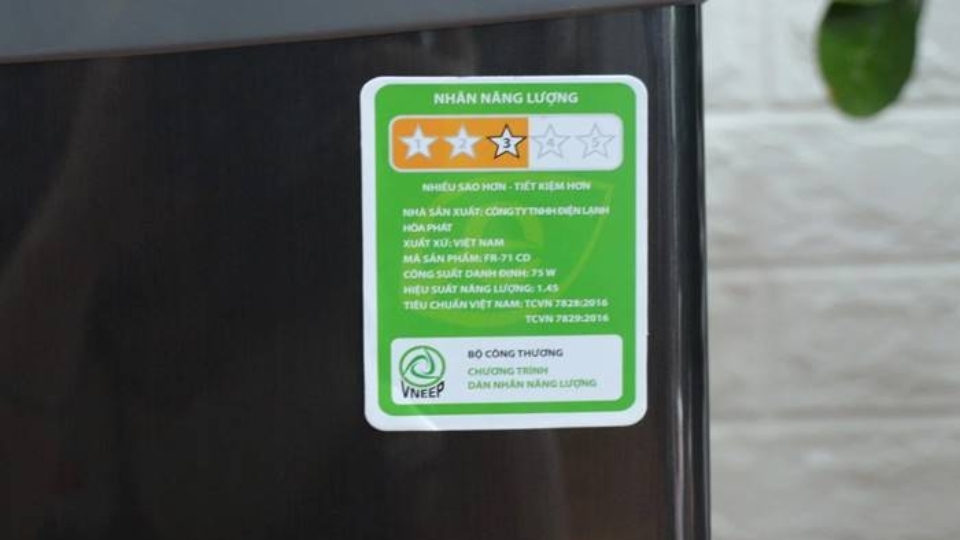 Vì vậy, khi có ý định chọn mua tủ lạnh bạn nên tìm hiểu kỹ các thông tin cần thiết có&nbsp; trên nhãn năng lượng, trong đó bao gồm thông tin về điện năng tiêu thụ trong một năm để bạn có thể dễ dàng tính được lượng điện năng tiêu thụ và chi phí tiền điện phải trả trong một tháng