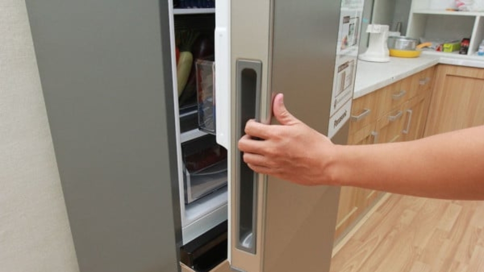 Do vậy, bạn cần lưu ý hạn chế tối đa việc đóng mở tủ lạnh để tránh làm cho hơi lạnh bị thoát ra ngoài quá lâu và gây nên tình trạng lãng phí điện năng không đáng có.