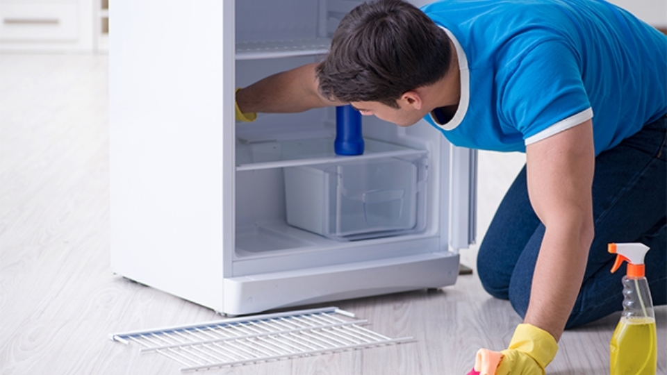 Vệ sinh tủ lạnh thường xuyên