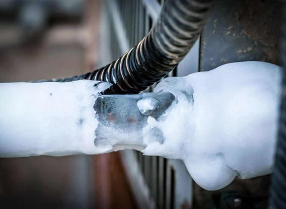 Ống đồng máy lạnh bị đóng tuyết có tác hại gì