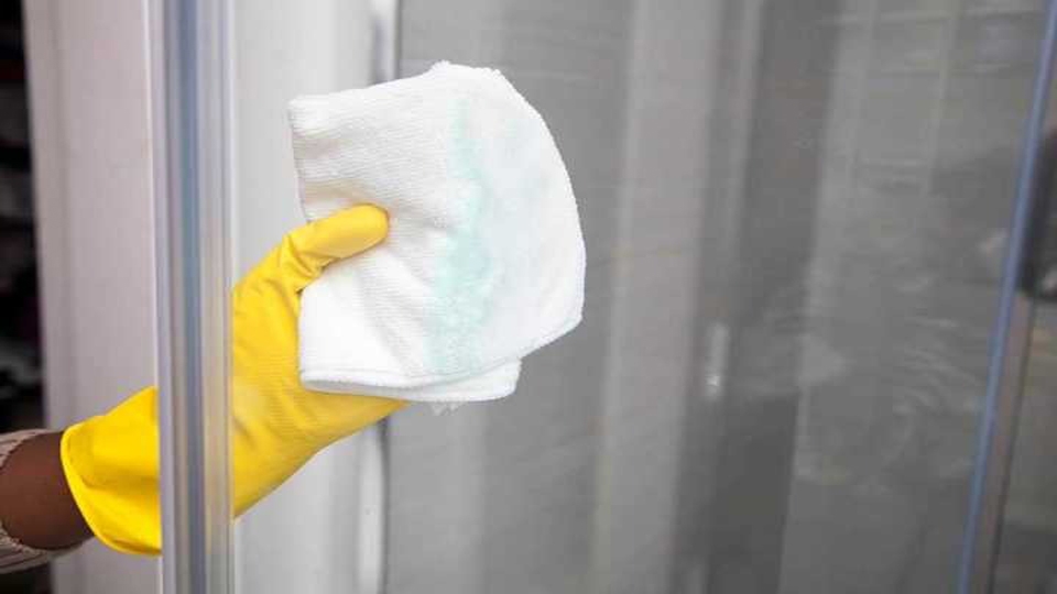 Làm vệ sinh thường xuyên để tủ luôn sạch