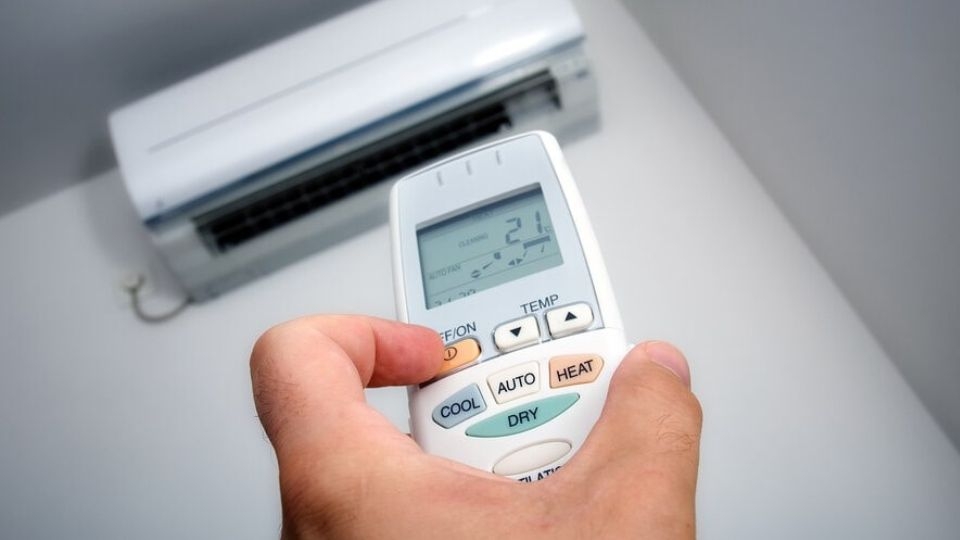 Bước 1: Nhấn nút ON/OFF trên điều khiển để bật điều hòa Casper.