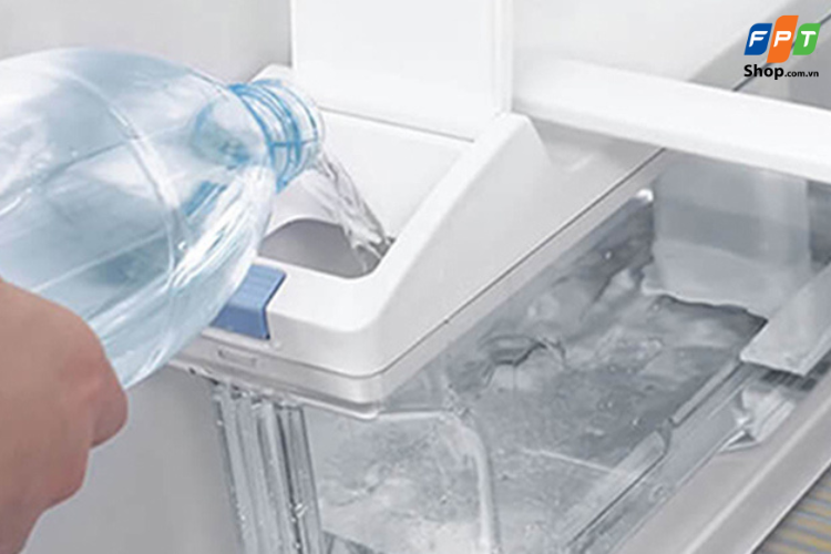 Đổ nước vào ngăn chứa để hệ thống Auto Ice tự động làm đá