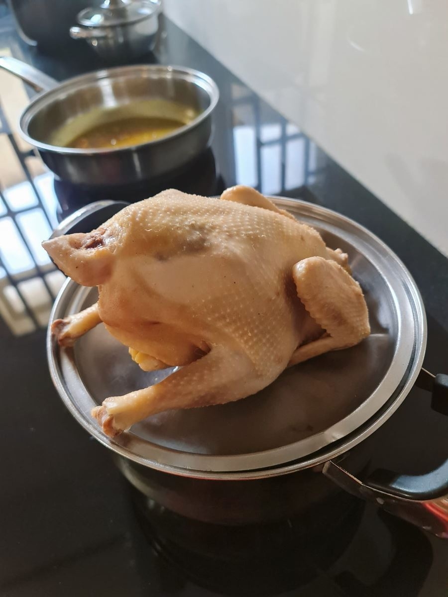 Sơ chế gà sạch sẽ trước khi luộc