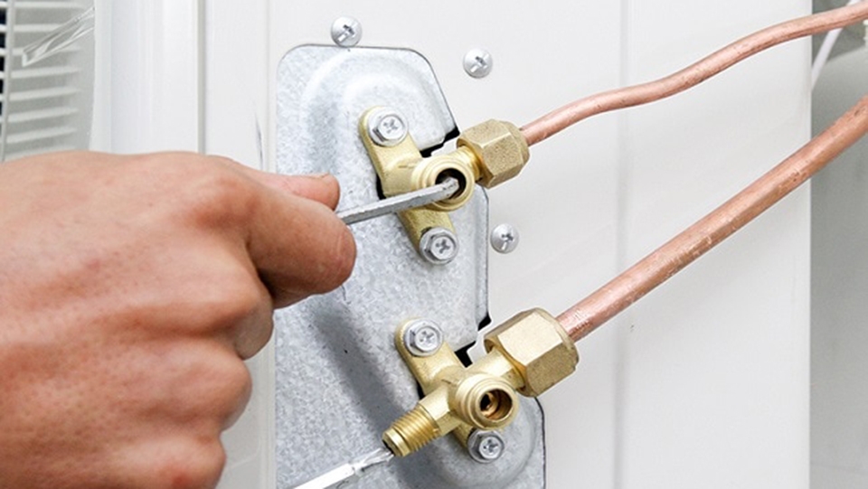 Ống đồng đầu hút có thể bị gập hoặc móp méo